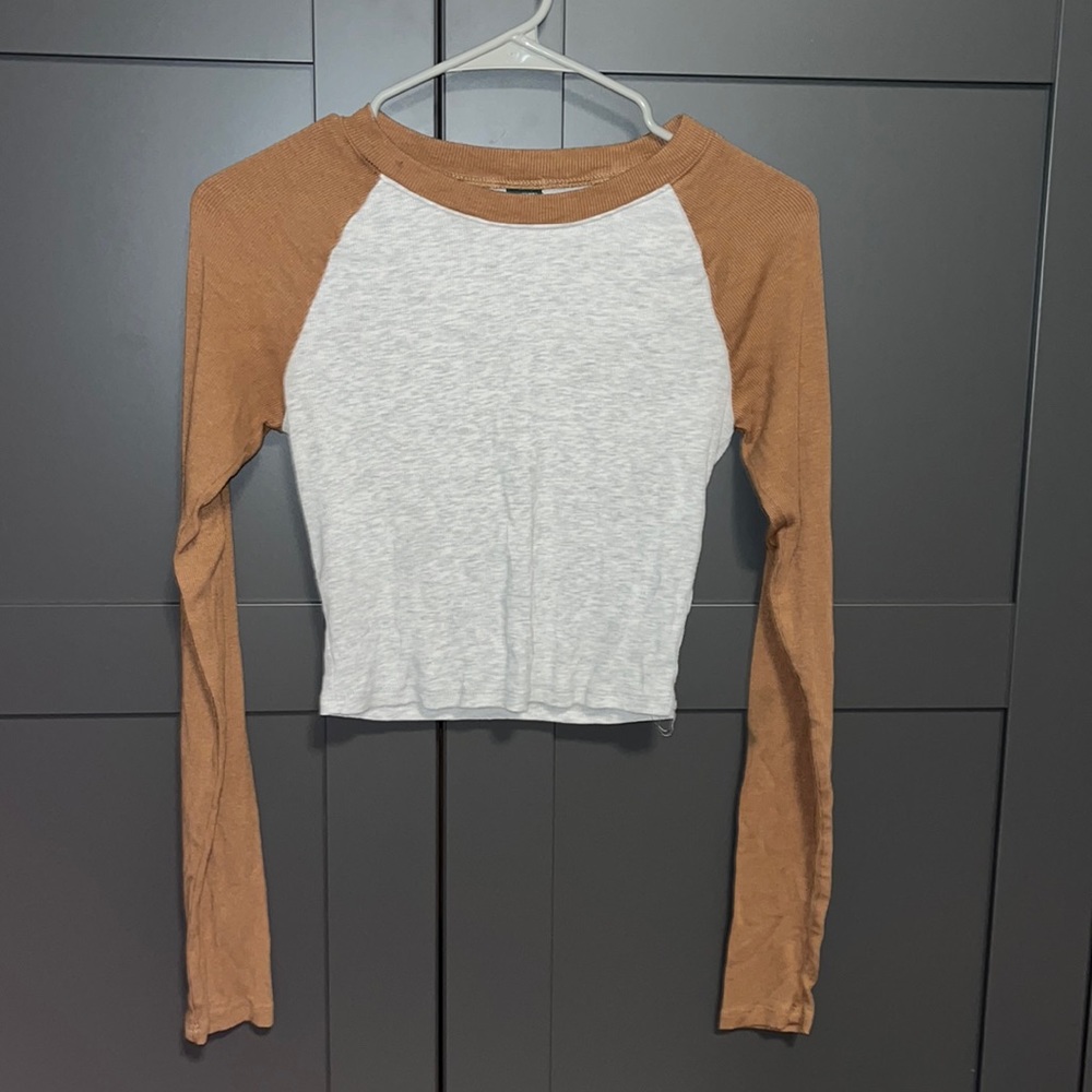 Long sleeve top! Selling it cause I’m cleaning out my closet